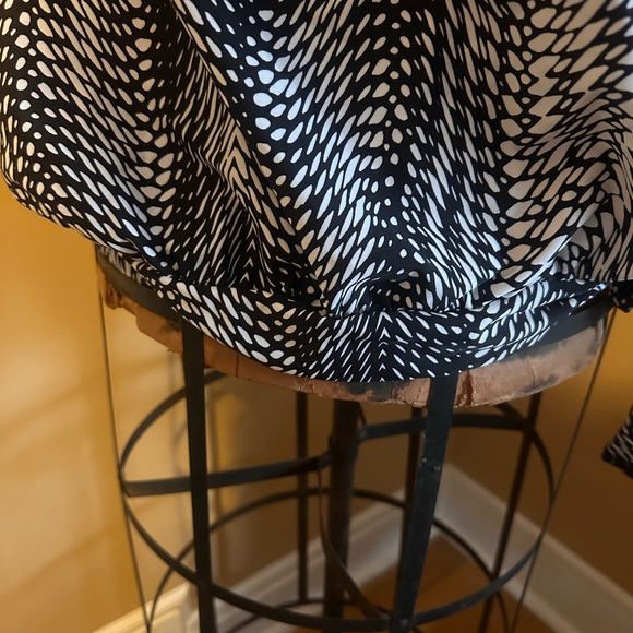 Tankini top- only black and white pattern builtin bra for support - Picture 3 of 5